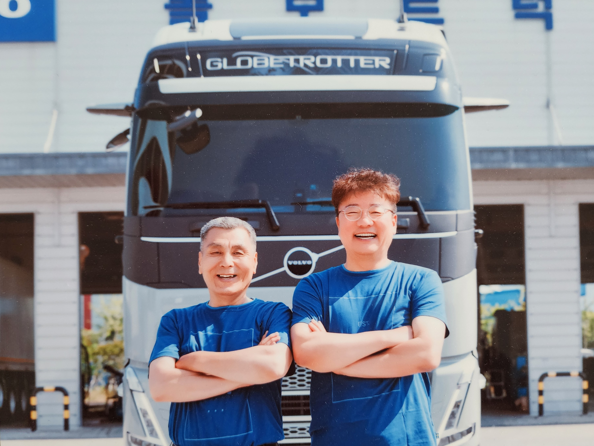 볼보트럭 차량 앞에서 고객과 함께 촬영한 장기봉 영업이사의 활동 사진